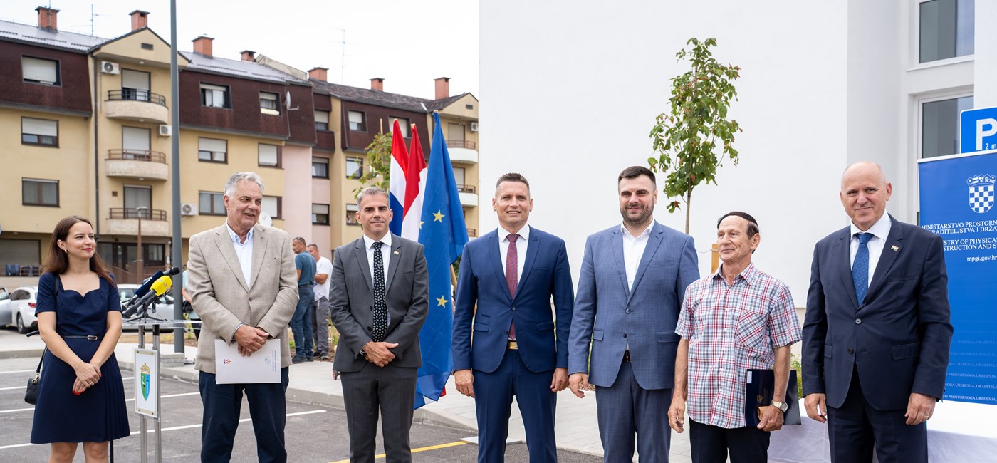 Ministar Bačić u Sisku uručio ključeve privremenih stanova